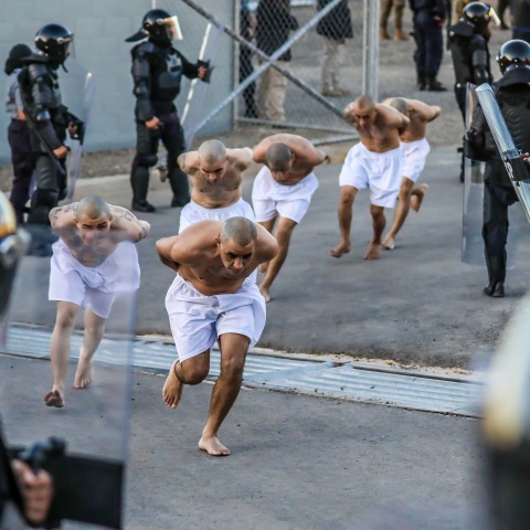 Ελ Σαλβαδόρ: Περίπου 2.000 κρατούμενοι οδηγήθηκαν στη νέα μεγαλύτερη φυλακή της αμερικανικής ηπείρου - Πόλεμος κατά των συμμοριών στη χώρα.