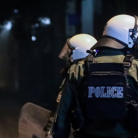 Εξάρχεια: Ομάδα περίπου 30 ατόμων επιτέθηκε εναντίον διμοιρίας των ΜΑΤ - Πέταξαν 10 βόμβες μολότοφ και διέφυγαν τρέχοντας.