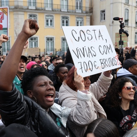 Πορτογαλία: Η ιλιγγιώδης αύξηση του κόστους ζωής βγάζει χιλιάδες στους δρόμους της Λισαβόνας - Αμοιβές κάτω των €1.000 για πάνω από το 50% των εργαζομένων.