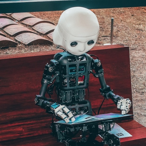 Η εφαρμογή ChatGPT, η τεχνητή νοημοσύνη, η προβολή και η αναπαραγωγή προτύπων.