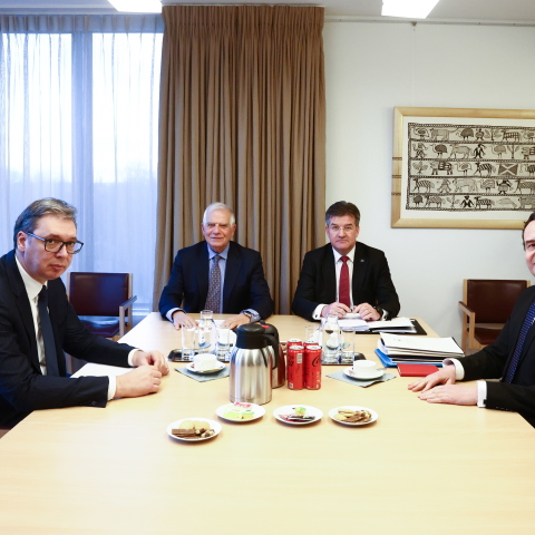 Ο πρόεδρος της Σερβίας Αλεξάνταρ Βούτσιτς και ο πρωθυπουργός του Κοσόβου Άλμπιν Κούρτι