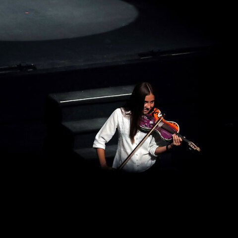 Μέλος της μπάντας Cateura παίζει βιολί από ανακυκλωμένα υλικά