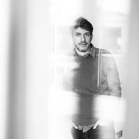 Ο Θέμελης Γλυνάτσης σκηνοθετεί τον "Πύργο του Κυανοπώγωνα" στην ΕΛΣ