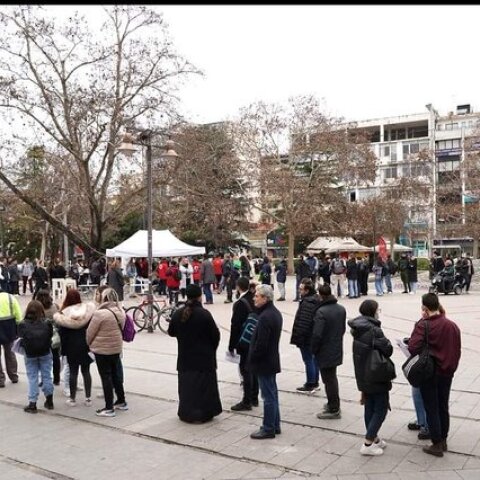 Ουρές στη Λάρισα και την αιμοδοσία για τα θύματα της σύγκρουσης τρένων στα Τέμπη