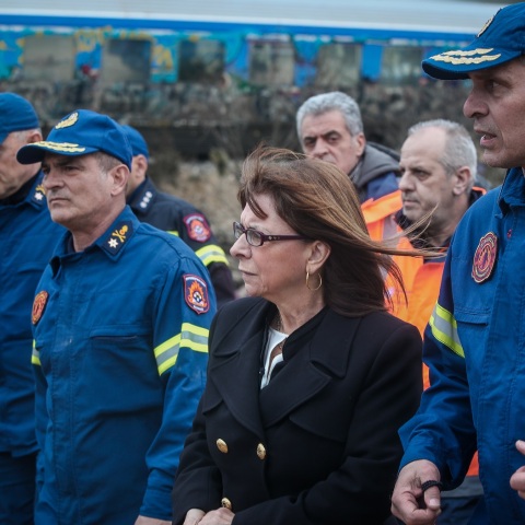 Σύγκρουση τρένων στα Τέμπη: Η Κατερίνα Σακελλαροπούλου επισκέφθηκε τον τόπο της τραγωδίας - Η Πρόεδρος της Δημοκρατίας άφησε λουλούδια στη μνήμη των θυμάτων.
