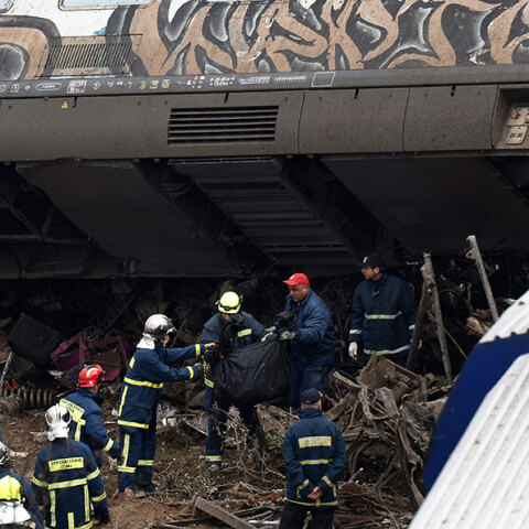 Εικόνα καταστροφής μετά τη σύγκρουση τρένων στα Τέμπη