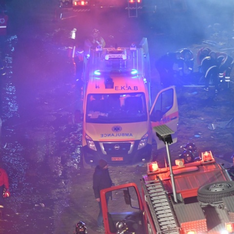 Ασθενοφόρο του ΕΚΑΒ στο σημείο του δυστυχήματος στα Τέμπη