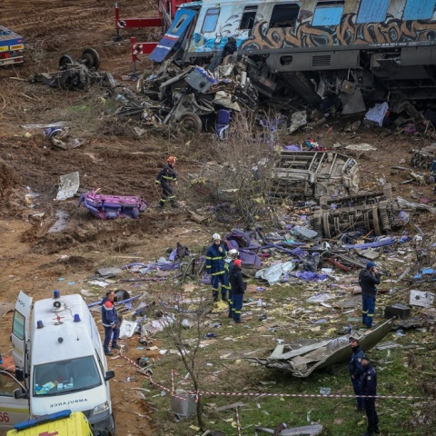 Συντρίμμια και αποσκευές επιβατών στη σύγκρουση τρένων στα Τέμπη