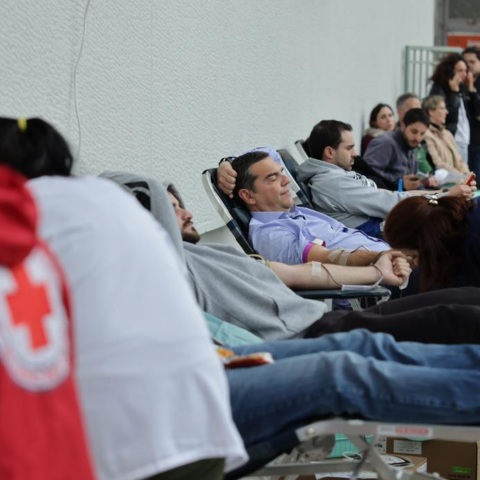 Σύγκρουση τρένων στα Τέμπη:  Με συγγενείς θυμάτων στη Λάρισα συναντήθηκε ο Αλέξης Τσίπρας - Ο πρόεδρος του ΣΥΡΙΖΑ έδωσε αίμα για τους τραυματίες.