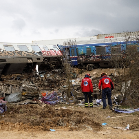 Διασώστες στα συντρίμμια μετά τη σύγκρουση των τρένων στα Τέμπη