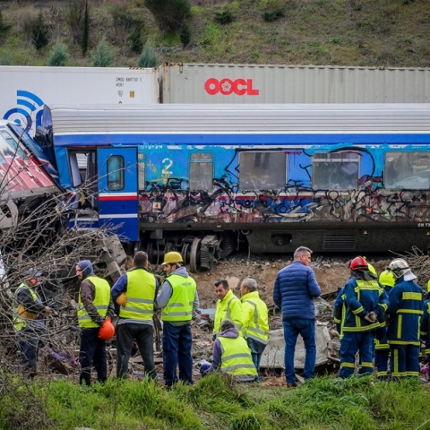 Προσπάθεια ανέγερσης του βαγονιού του μοιραίου τρένου στα Τέμπη