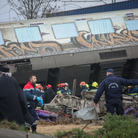 Στιγμιότυπο από τις έρευνες μετά τη σύγκρουση τρένων στα Τέμπη