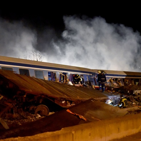 Καπνοί από τις αμαξοστοιχίες μετά τη σύγκρουση τρένων στα Τέμπη