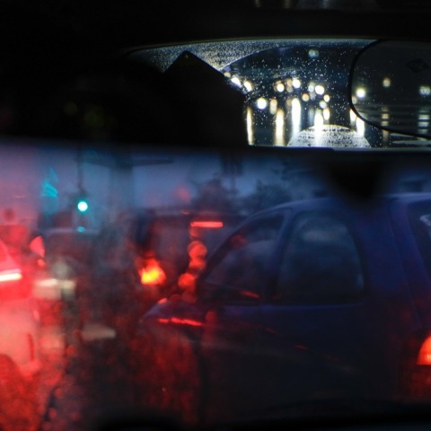 Πολύ αυξημένη είναι η κίνηση των οχημάτων αυτή την ώρα στους δρόμους της Αθήνας, με μποτιλιαρίσματα και καθυστερήσεις στην οδική κυκλοφορία.