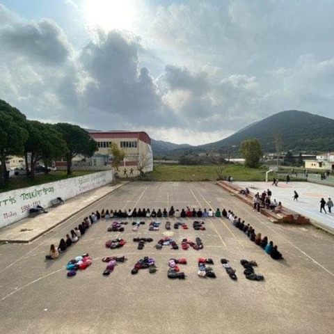 «Στείλε όταν φτάσεις» από τις σχολικές τσάντες μαθητών στην Πύλο