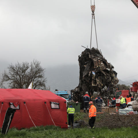 Συνεχίζονται οι έρευνες στα συντρίμμια των τρένων στα Τέμπη