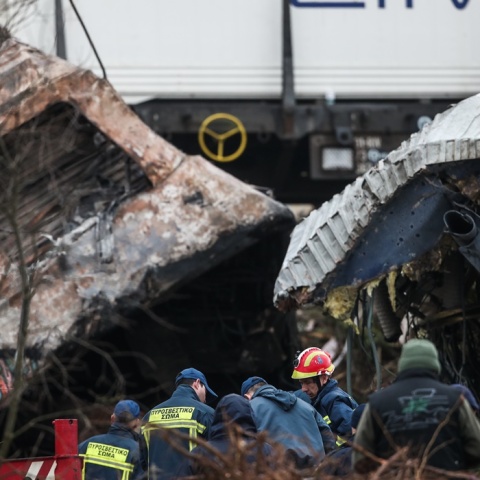 Διασώστες και αστυνομικοί στον τόπο της τραγωδίας στα Τέμπη κατά τις έρευνες για τους αγνοούμενους