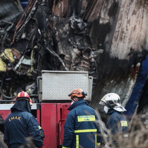 Απομακρύνονται τα συντρίμμια από τη σύγκρουση των τρένων στα Τέμπη