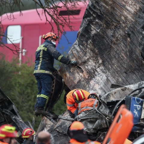 Έρευνες στα συντρίμμια μετά τη σύγκρουση τρένων στα Τέμπη