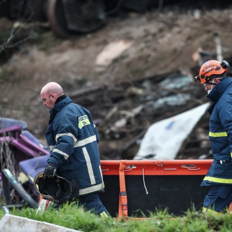 Ανάσυρση σορών μετά τη σύγκρουση τρένων στα Τέμπη