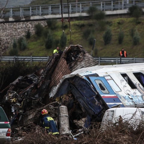 Έρευνες στα συντρίμμια των τρένων στα Τέμπη