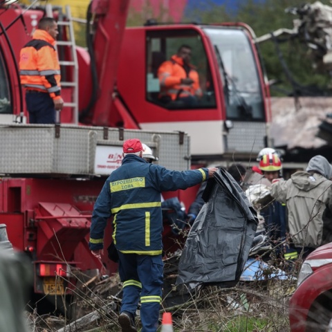 Έρευνες στα συντρίμμια μετά τη σύγκρουση τρένων στα Τέμπη - Πυροσβέστης με σακούλα πτώματος