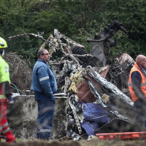 Έρευνες στα συντρίμμια μετά τη σύγκρουση τρένων στα Τέμπη