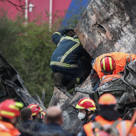 Έρευνες στα συντρίμμια για τη σύγκρουση τρένων στα Τέμπη