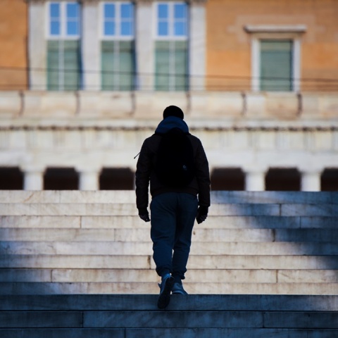 Άνδρας ανεβαίνει τα σκαλιά της πλατείας Συντάγματος μπροστά από τη Βουλή