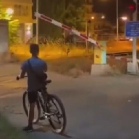 Σύγκρουση τρένων στα Τέμπη: Οι μπάρες ανεβαίνουν πριν περάσει η αμαξοστοιχία στο Αμύνταιο Φλώρινας - Η μαρτυρία του δημάρχου για την επικίνδυνη διάβαση.