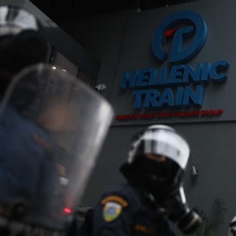 Κτίριο της Hellenic Train και αστυνομικοί στην είσοδο