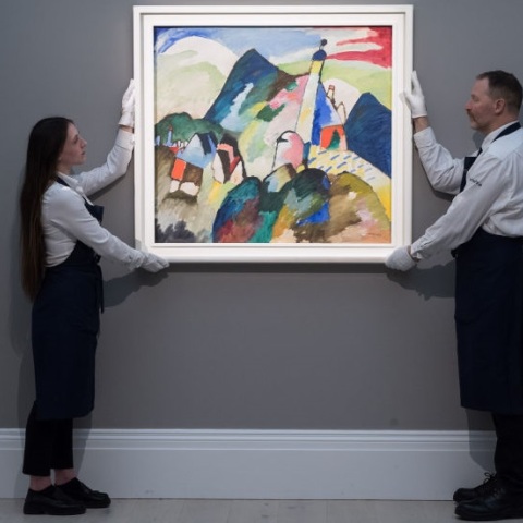 Πίνακας του Βασίλι Καντίνσκι πωλήθηκε έναντι 42 εκατομμυρίων ευρώ σε δημοπρασία στο Λονδίνο: Είχε λεηλατηθεί από τους Ναζί - Η τραγική μοίρα των ιδιοκτητών του.