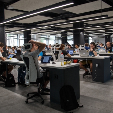 To online Εκπαιδευτικό Πρόγραμμα Επιχειρηματικότητας και Ψηφιακών Δεξιοτήτων της Coral Cass 