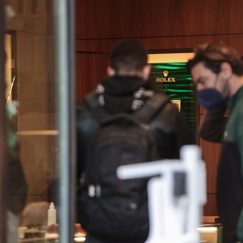 Στιγμιότυπο από την έρευνα αστυνομικών μετά τη ληστεία στο κατάστημα της Rolex στο κέντρο της Αθήνας