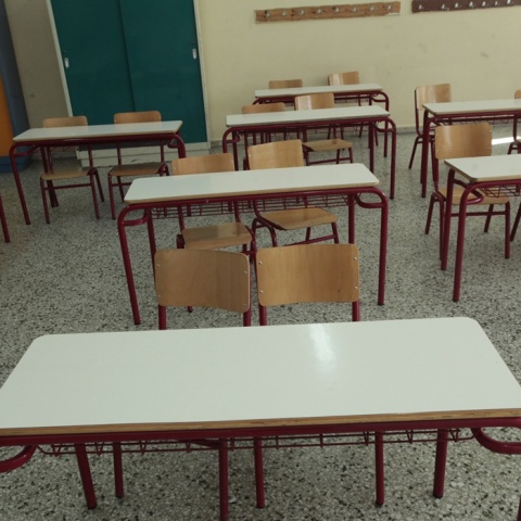 Θρανία μέσα σε σχολική αίθουσα