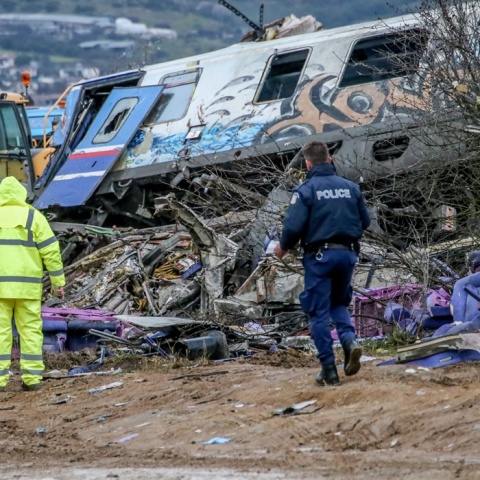 Έρευνες στα συντρίμμια μετά τη σύγκρουση τρένων στα Τέμπη
