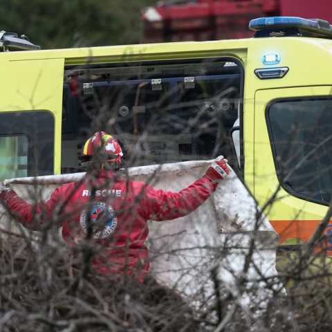 Εντοπισμός σορού από διασώστες του ΕΚΑΒ μετά το πολύνεκρο σιδηροδρομικό δυστύχημα στα Τέμπη