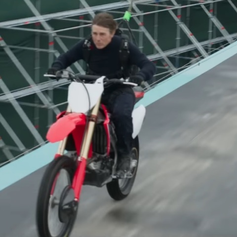 Ο Tom Cruise σε αεροπλανοφόρο ανοιχτά της Ιταλίας, για τα γυρίσματα του Mission: Impossible 8