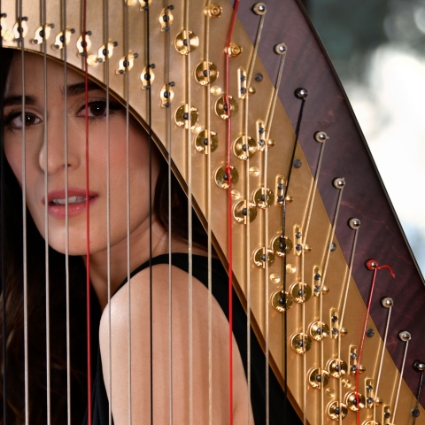 Η ερμηνεύτρια και ηθοποιός Βερόνικα Δαβάκη μιλάει για το μεγάλο της ταξίδι στο ελληνικό τραγούδι αλλά και το θέατρο.