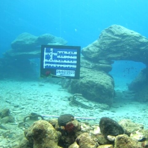 Ελληνική σημαία στον βυθό της Κρήτης για τα θύματα της τραγωδίας στα Τέμπη