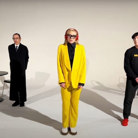 Η ηθοποιός Κέιτ Μπλάνσετ πρωταγωνιστεί στο νέο βιντεοκλίπ των Sparks για το τραγούδι «The Girl Is Crying In Her Latte».