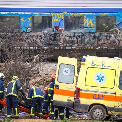 Μεταφορά σορού από διασώστες σε ασθενοφόρο του ΕΚΑΒ μετά την τραγωδία με τους 57 νεκρούς στα Τέμπη