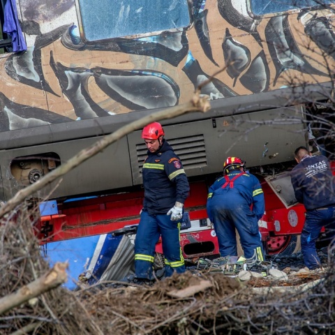 Ανασύρονται από τον τόπο του σιδηροδρομικού δυστυχήματος τα συντρίμμια των τρένων