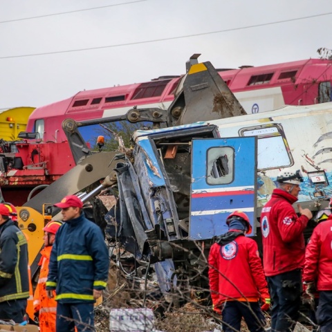 Διασώστες στα συντρίμμια των τρένων στα Τέμπη