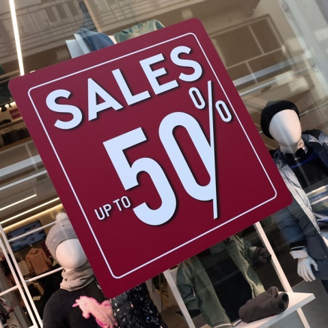 Χειμερινές εκπτώσεις σε εμπορικά καταστήματα