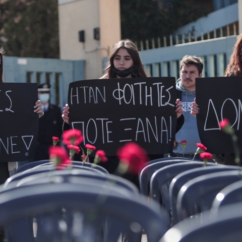 Τέμπη - Σύγκρουση τρένων: 57 άδειες καρέκλες έξω από το υπουργείο Μεταφορών - Συμβολική διαμαρτυρία φοιτητών - Εβδομάδα κινητοποιήσεων για την τραγωδία.