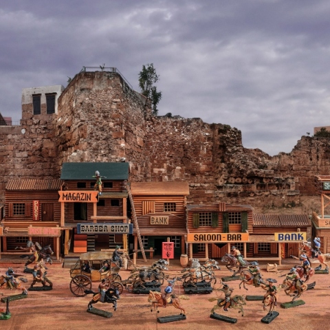 Ο Μιχάλης Μανουσάκης μιλάει στην Athens Voice Με αφορμή την έκθεση «Ο τόπος του κάποτε- Ήρωες στα σκουπίδια» στη Δημοτική Πινακοθήκη Χανίων.