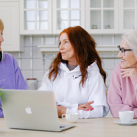 ηλικιωμένες γυναίκες στέκονται στο τραπέζι στην κουζίνα και μιλάνε