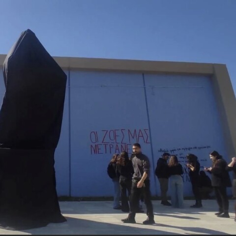 Το άγαλμα του Αριστοτέλη τυλιγμένο με μαύρο πανί ως ένδειξη πένθους για τους νεκρούς φοιτητές στο σιδηροδρομικό δυστύχημα στα Τέμπη