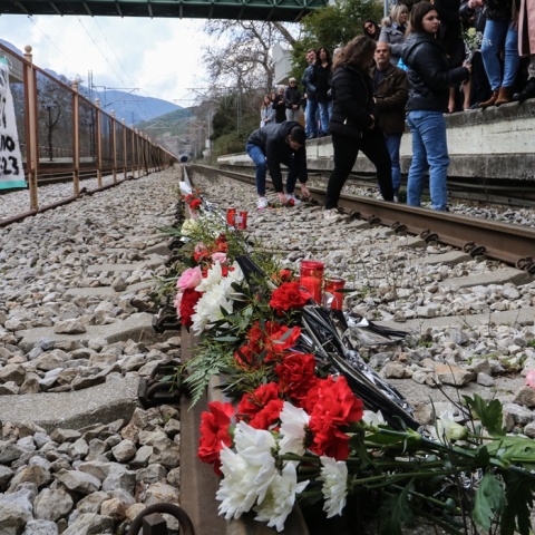 Λίγα λουλούδια στις ράγες του σιδηροδρομικού σταθμού της Λάρισας για τα 57 θύματα της σιδηροδρομικής τραγωδίας στα Τέμπη
